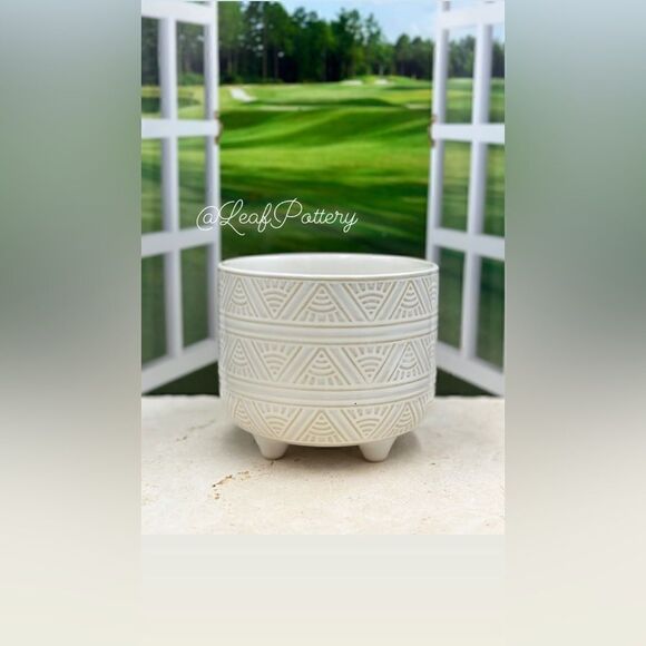 Coladita White Ceramic Planter Pot with Stud legs attached - Picture 4 of 9